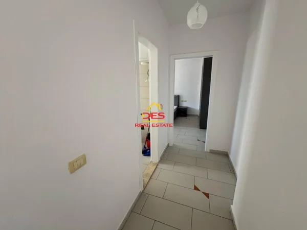 Vlore, jepet me qera apartament 1+1+Ballkon Kati 9, 70 m² 400 € (Rruga Kosova)