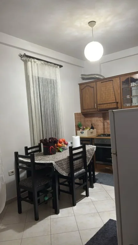Tirane, jepet me qera apartament 1+1+Ballkon Kati 2, 65 m² 400 € (Kodra e Diellit prane Kishes Biblike)