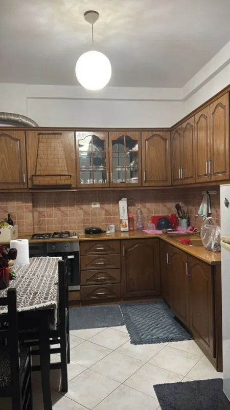Tirane, jepet me qera apartament 1+1+Ballkon Kati 2, 65 m² 400 € (Kodra e Diellit prane Kishes Biblike)