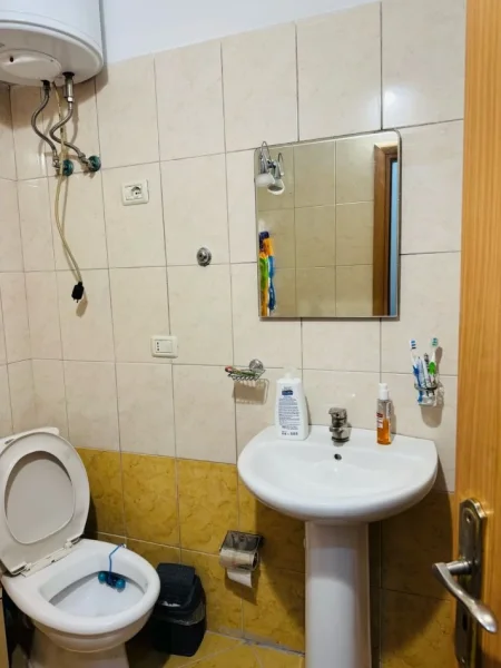 Tirane, jepet me qera apartament 1+1+Ballkon Kati 2, 65 m² 400 € (Kodra e Diellit prane Kishes Biblike)