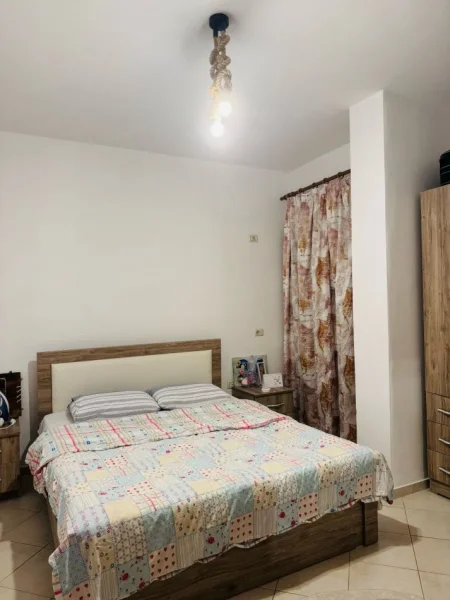 Tirane, jepet me qera apartament 1+1+Ballkon Kati 2, 65 m² 400 € (Kodra e Diellit prane Kishes Biblike)