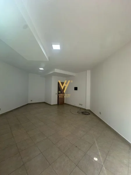 Tirane, jepet me qera dyqan Kati 0, 40 m² 300 € (LIQENI I THATE)