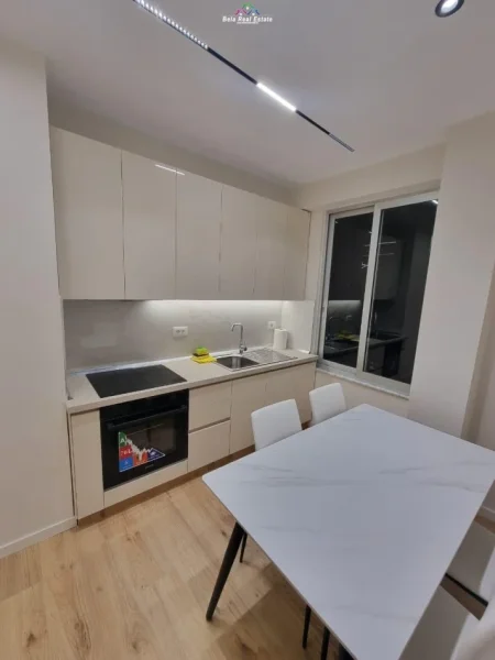 Tirane, jepet me qera apartament 1+1+Ballkon Kati 7, 65 m² 650 € (komuna e parisit)