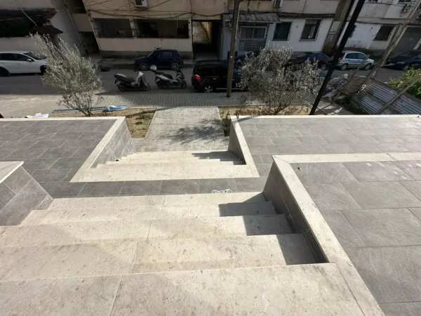 Tirane, shitet dyqan Kati 0, 82 m² 246.600 € (Alidemi)