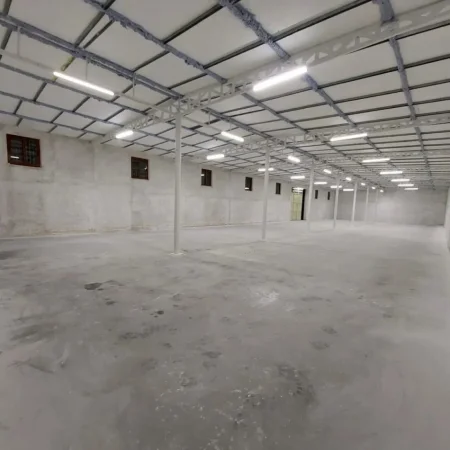 Tirane, jepet me qera magazine Kati 0, 600 m² 1.300 € (Babrru)