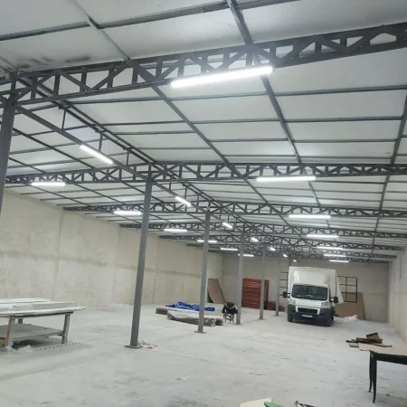 Tirane, jepet me qera magazine Kati 0, 600 m² 1.300 € (Babrru)