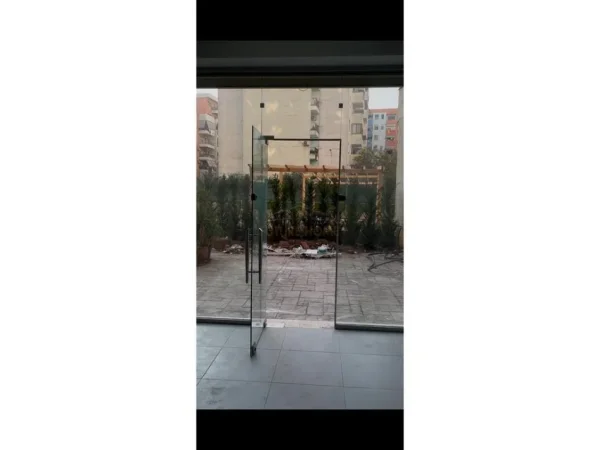 Tirane, jepet me qera ambjent biznesi Kati 1, 48 m² 500 € (YZBERISHT)
