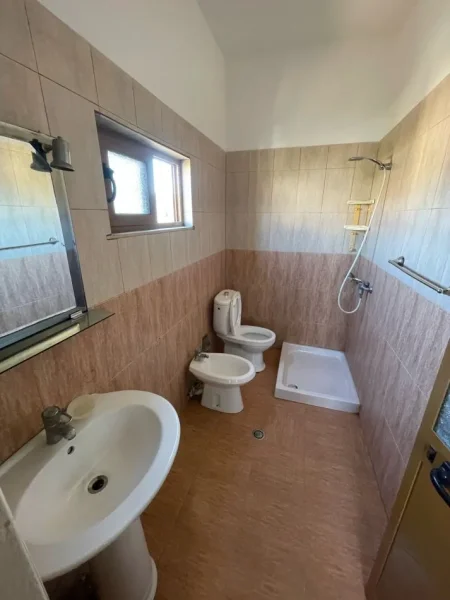 Tirane, jepet me qera 2+1+Aneks+Ballkon Kati 2, 140 m² 350 € (Varri i Bamit)