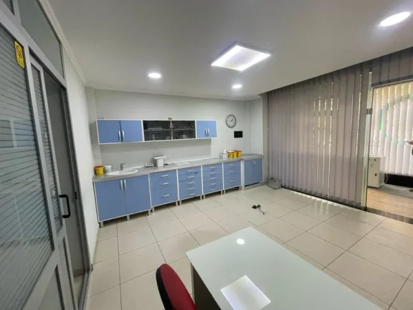 Tirane, shes dyqan Kati 0, 37 m² 72.000 € (Riza Cerova)