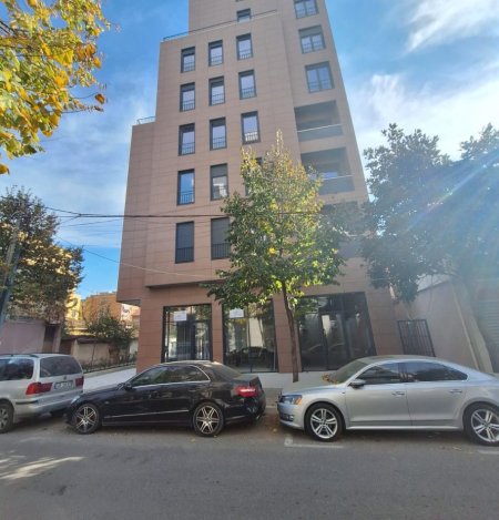 Tirane, shes dyqan Kati 0, 187 m² (Rruga Qemal Stafa, tek Shkolla e Kuqe)