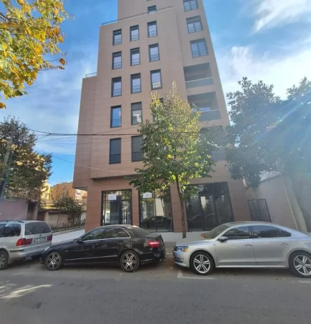 Shitet Dyqan ne katin perdhe me sip. Neto 120 m². Rruga "Qemal Stafa", tek Shkolla e Kuqe Tirane