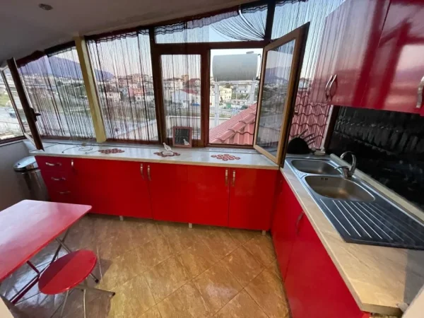 Tirane, jepet me qera Vile 2+1+Ballkon Kati 4, 140 m² 370 € (Rrethi i Shkozes)