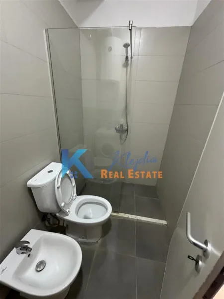 Tirane, jap me qera apartament 1+1+Ballkon Kati 8, 53 m² (Ali Dem, te kompleksi Mangalem)