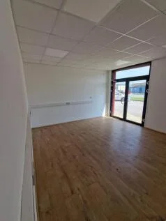 Tirane, jap me qera dyqan Kati 0, 50 m² 1.000 € (21 DHJETORI)