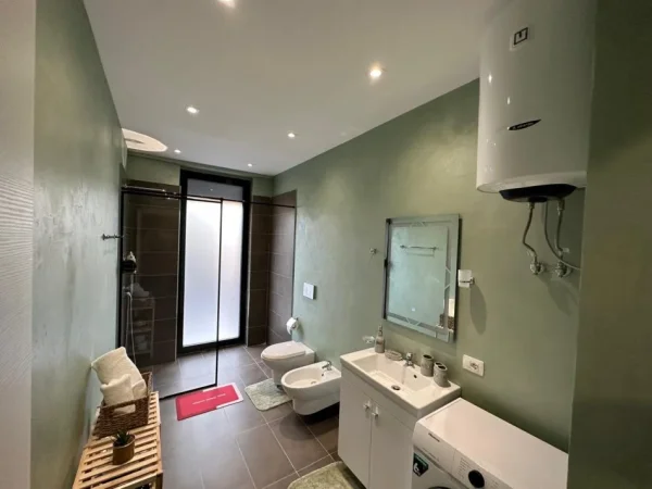 Tirane, shitet apartament 1+1 , 90 m² 222.000 € (Shkolla e Kuqe)