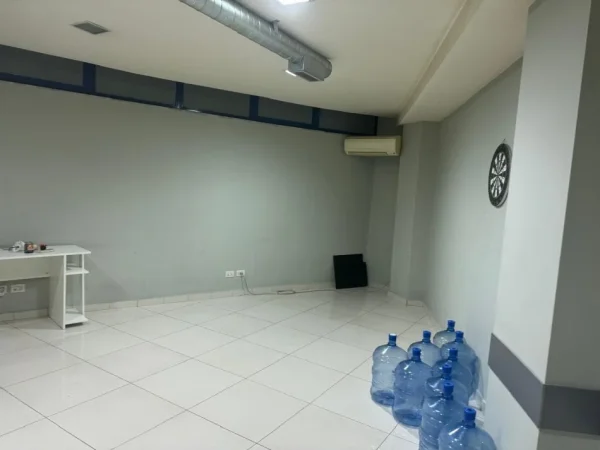 Tirane, jepet me qera zyre Kati 11, 220 m² 2.400 € (SELVIA)