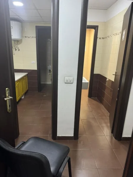 Tirane, jepet me qera zyre Kati 11, 220 m² 2.400 € (SELVIA)