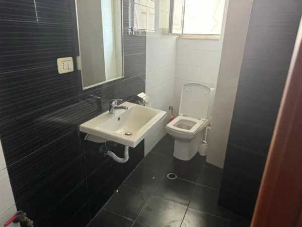 Shqiperi, jepet me qera zyre Kati 11, 50 m² 600 € (SELVIA)