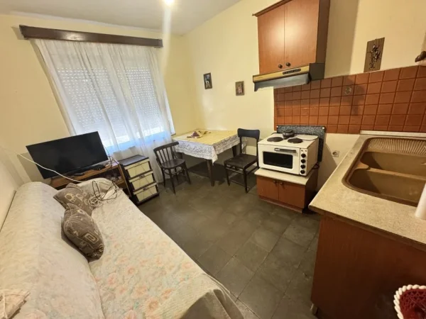 Tirane, jepet me qera apartament 2+1+Ballkon Kati 4, 70 m² 400 € (21 Dhjetori perballe me shkollen Sabaudin Gabrani)