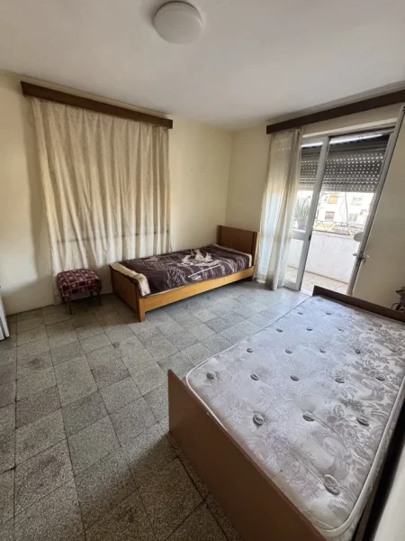 Tirane, jepet me qera apartament 2+1+Ballkon Kati 4, 70 m² 400 € (21 Dhjetori perballe me shkollen Sabaudin Gabrani)