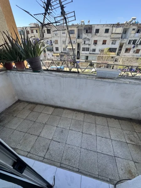 Tirane, jepet me qera apartament 2+1+Ballkon Kati 4, 70 m² 400 € (21 Dhjetori perballe me shkollen Sabaudin Gabrani)