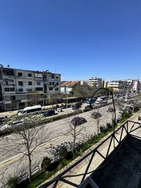 Tirane, jepet me qera apartament 2+1+Ballkon Kati 4, 70 m² 400 € (21 Dhjetori perballe me shkollen Sabaudin Gabrani)