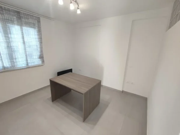 Tirane, jepet me qera ambjent biznesi Kati 4, 80 m² 650 € (Myslym Shyri)
