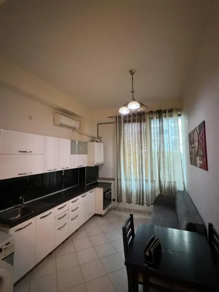 Tirane, jepet me qera 1+1 Kati 2, 60 m² 320 € (rruga tom plezha)