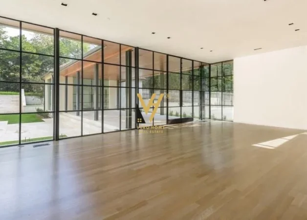 Tirane, jepet me qera zyre Kati 0, 187 m² 2.000 € (LIQENI THATE)