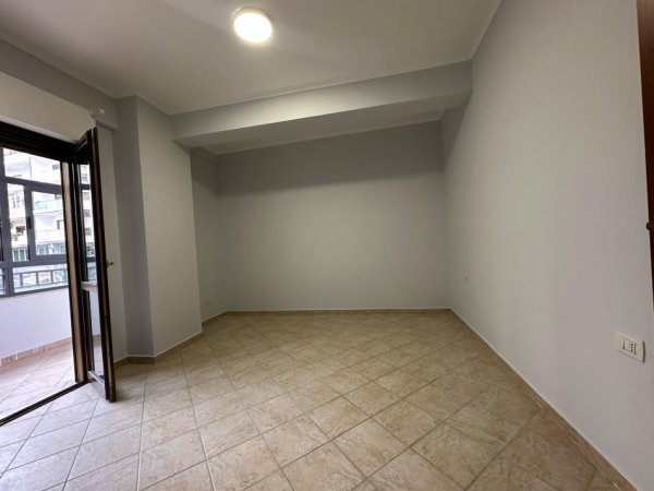 Tirane, shitet apartament 3+1 Kati 2, 145 m² 320.000 € (komuna parisit)