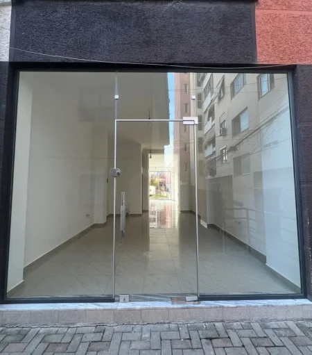 Tirane, jepet me qera ambjent biznesi Kati 0, 70 m² 550 € (yzberisht)