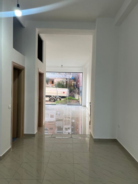 Tirane, jepet me qera ambjent biznesi Kati 0, 70 m² 550 € (yzberisht)