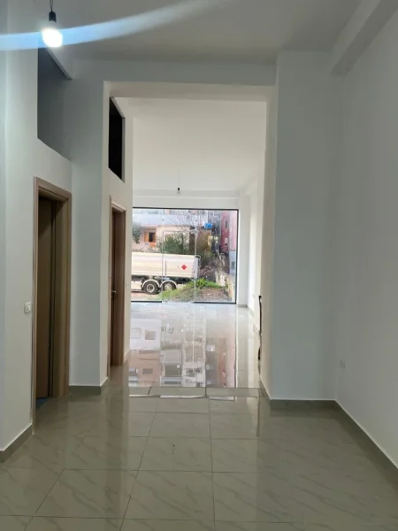 Tirane, jepet me qera ambjent biznesi Kati 0, 70 m² 550 € (yzberisht)