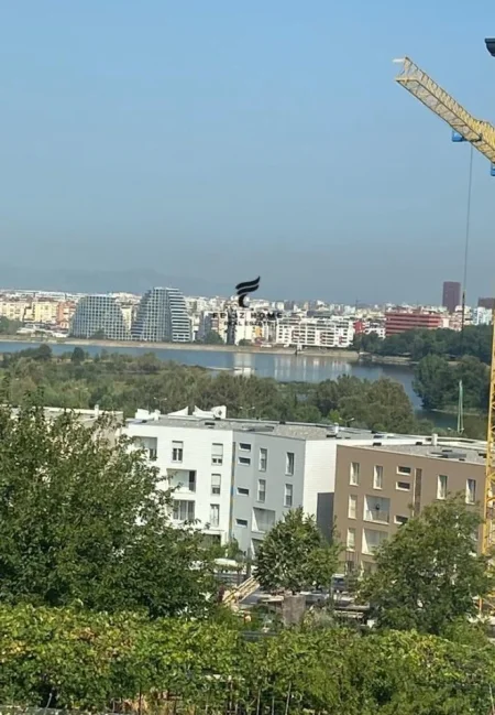 Tirane, shitet apartament 2+1+Ballkon Kati 3, 124 m² 258.000 € (LIQENI ARTIFICIAL)