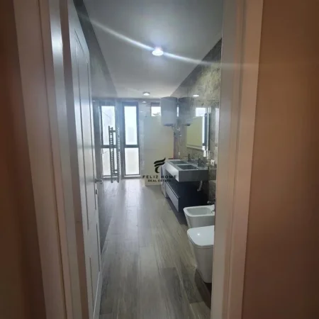 Tirane, shitet apartament 2+1+Ballkon Kati 3, 124 m² 258.000 € (LIQENI ARTIFICIAL)