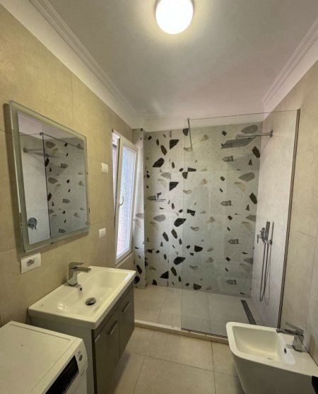 Tirane, jepet me qera apartament 2+1+Ballkon Kati 5, 90 m² 500 € (SELITE)