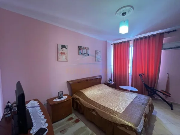 Shitet, Apartament 3+1+2, Porcelan, mbrapa Universitetit UET, Tiranë.