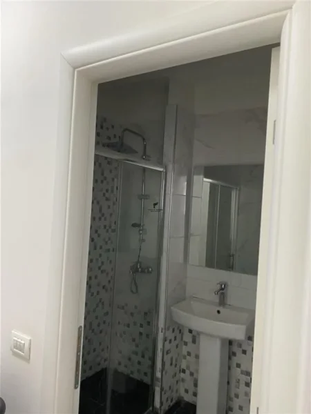 Tirane, jepet me qera apartament 2+1+Ballkon Kati 5, 90 m² 620 € (RRUGA E KAVAJE)