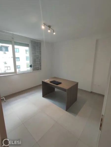 Tirane, jepet me qera zyre Kati 4, 80 m² 650 € (MYSLYM SHYRI)