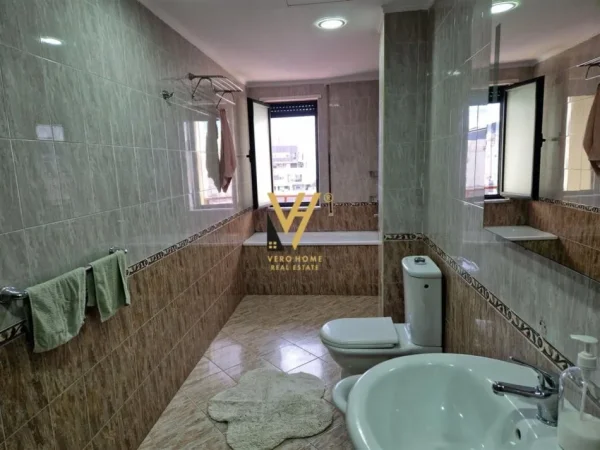 Tirane, jepet me qera zyre Kati 12, 157 m² 1.300 € (BLLOK)