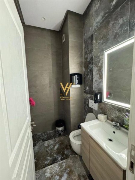 Tirane, jepet me qera zyre Kati 7, 55 m² 650 € (RRUGA E KAVAJES)
