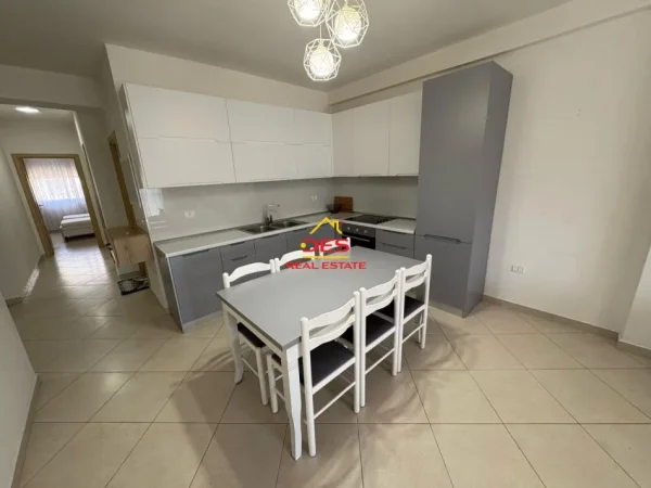 Vlore, jepet me qera apartament 2+1+Ballkon Kati 10, 120 m² 430 € (Rruga Çajupi)