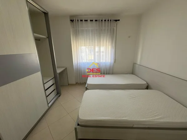 Vlore, jepet me qera apartament 2+1+Ballkon Kati 10, 120 m² 430 € (Rruga Çajupi)