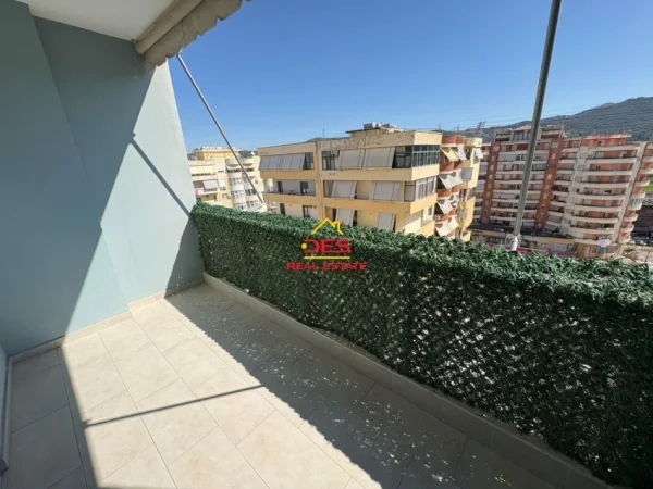 Vlore, jepet me qera apartament 2+1+Ballkon Kati 10, 120 m² 430 € (Rruga Çajupi)