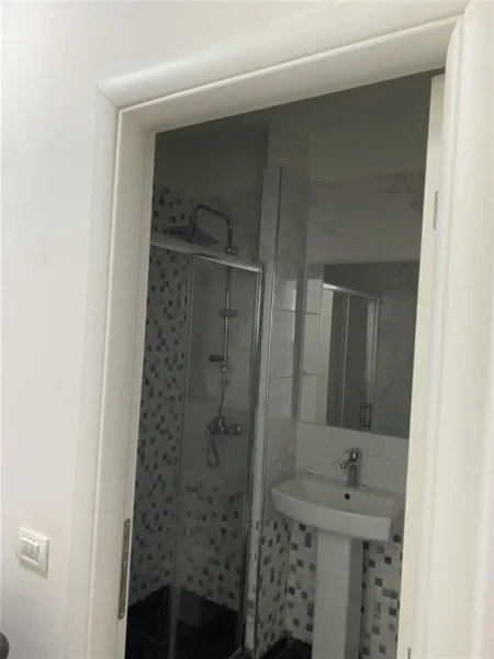 Tirane, jepet me qera apartament 2+1+Ballkon Kati 2, 100 m² 620 € (ISH NISHARAKU)