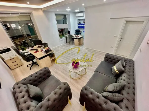 Tirane, jepet me qera zyre Kati 1, 40 m² 1.000 € (ISH BLLOKU)