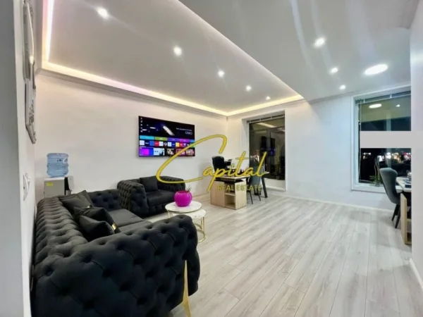 Tirane, jepet me qera zyre Kati 1, 40 m² 1.000 € (ISH BLLOKU)