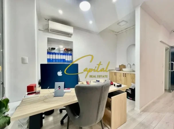 Tirane, jepet me qera zyre Kati 1, 40 m² 1.000 € (ISH BLLOKU)