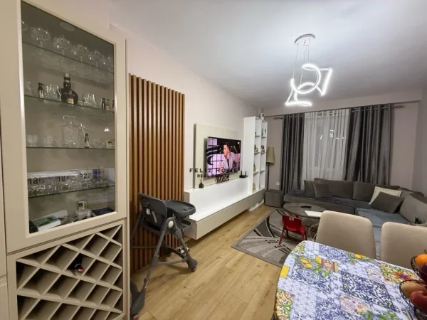 Tirane, shitet apartament 2+1+Ballkon Kati 9, 95 m² 160.000 € (YZBERISHT)