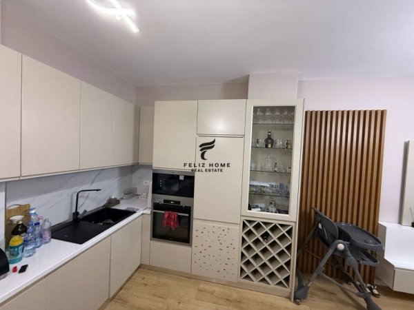 Tirane, shitet apartament 2+1+Ballkon Kati 9, 95 m² 160.000 € (YZBERISHT)